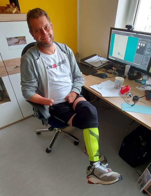 reha team Barrierefrei in den eigenen vier Wänden: Mirco Schraml an seinem Arbeitsplatz
in seiner Wohnung.
